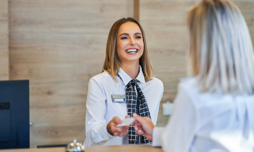 Recepcionista en Hotel en Bakersfield sin papeles